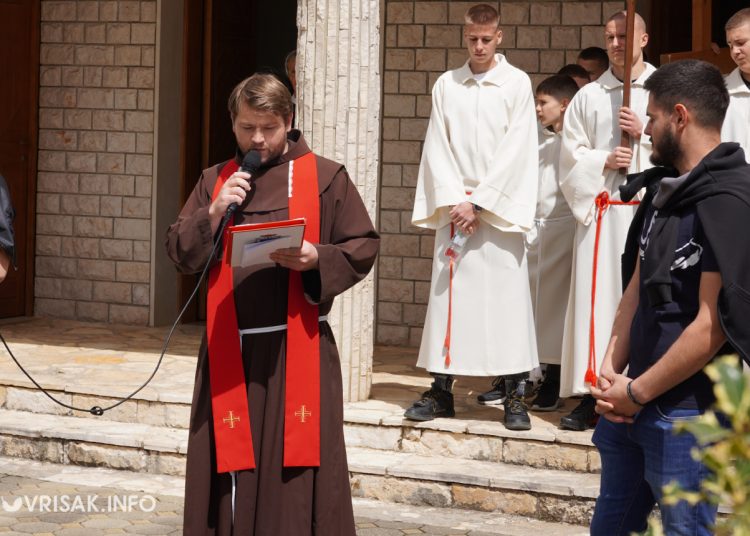 Široki Brijeg: “Rijeka” vjernika na Putu križa s Uzarića