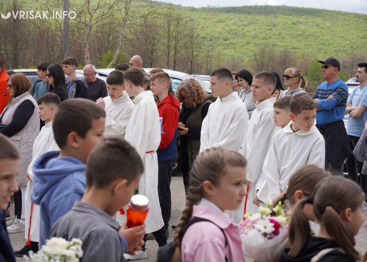 Široki Brijeg: “Rijeka” vjernika na Putu križa s Uzarića