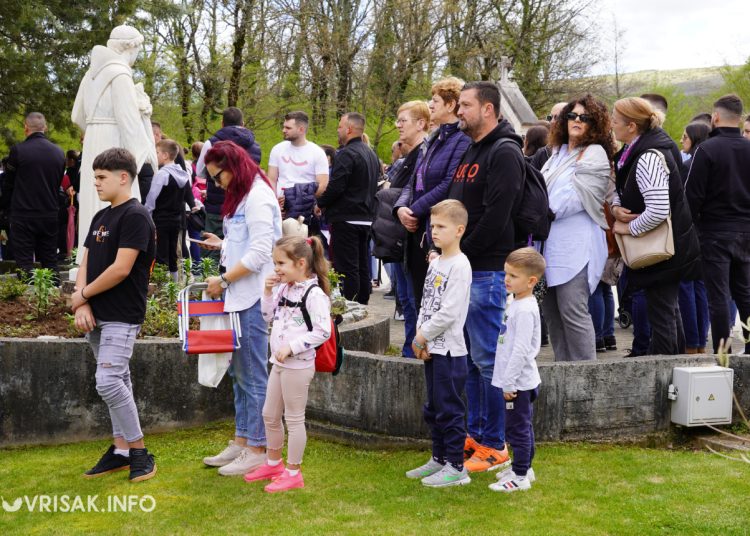 Široki Brijeg: “Rijeka” vjernika na Putu križa s Uzarića