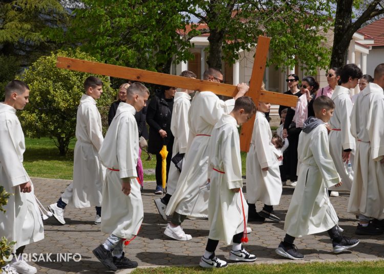 Široki Brijeg: “Rijeka” vjernika na Putu križa s Uzarića