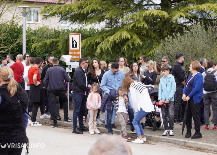 Široki Brijeg: “Rijeka” vjernika na Putu križa s Uzarića