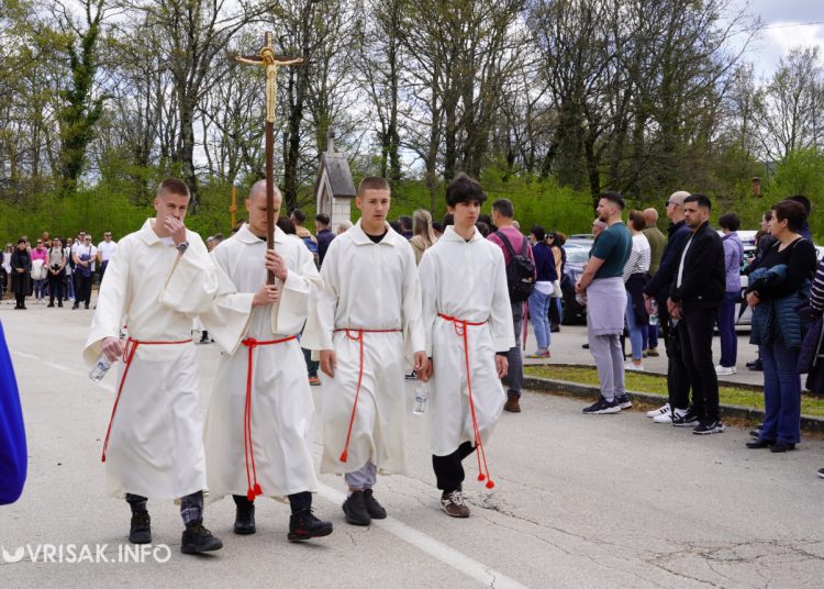 Široki Brijeg: “Rijeka” vjernika na Putu križa s Uzarića