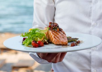 Sezonci iz BiH odlaze na Jadran: Koliko će zaraditi kuhari, konobari…?