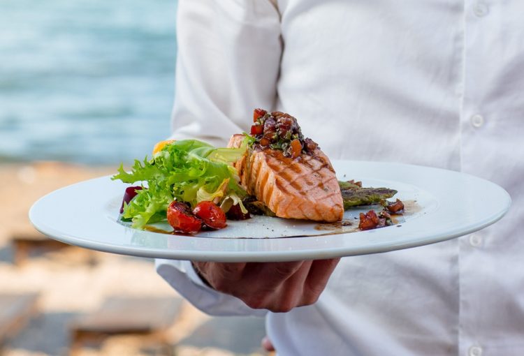 Sezonci iz BiH odlaze na Jadran: Koliko će zaraditi kuhari, konobari…?