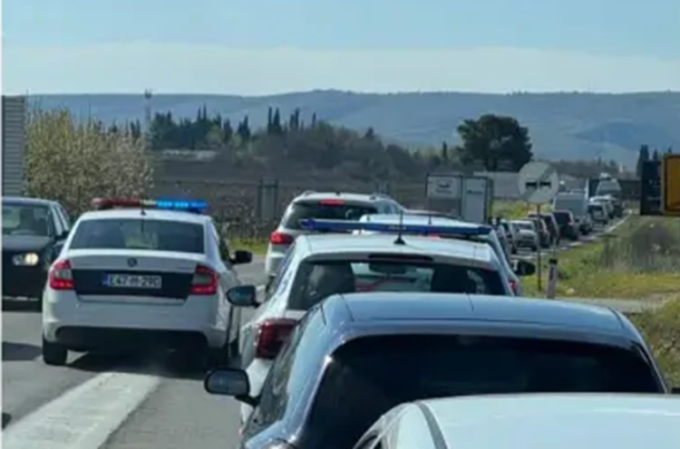 Mostar: Sudar pet automobila kod Aerodroma