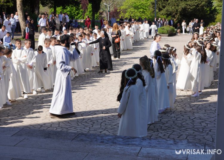 Prva sveta pričest u Širokom Brijegu: 196 djece primilo sakrament Euharistije
