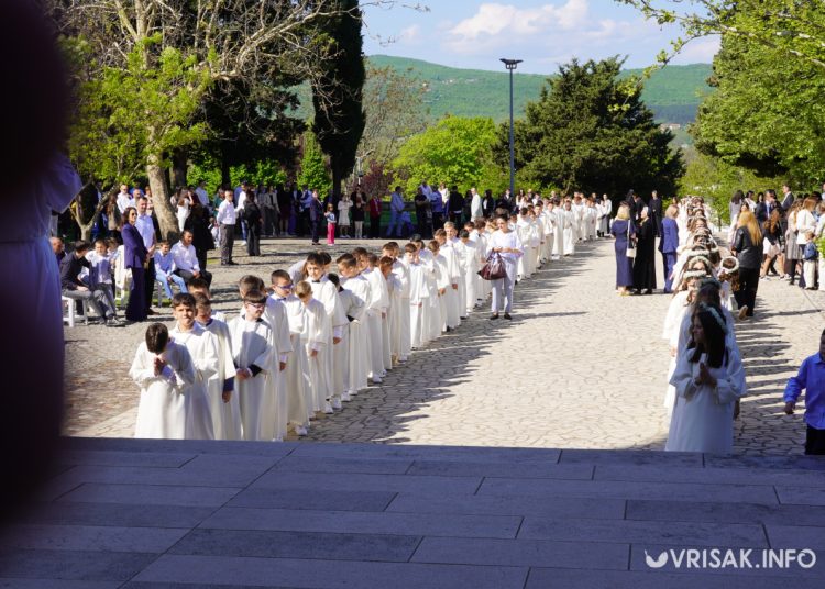 Prva sveta pričest u Širokom Brijegu: 196 djece primilo sakrament Euharistije