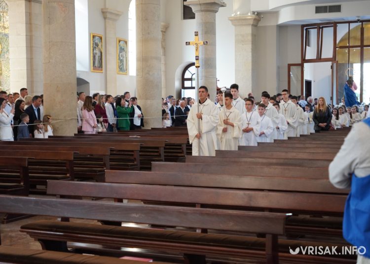 Prva sveta pričest u Širokom Brijegu: 196 djece primilo sakrament Euharistije