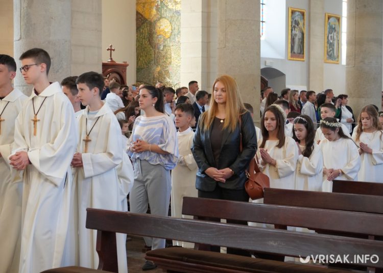 Prva sveta pričest u Širokom Brijegu: 196 djece primilo sakrament Euharistije