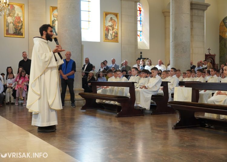 Prva sveta pričest u Širokom Brijegu: 196 djece primilo sakrament Euharistije