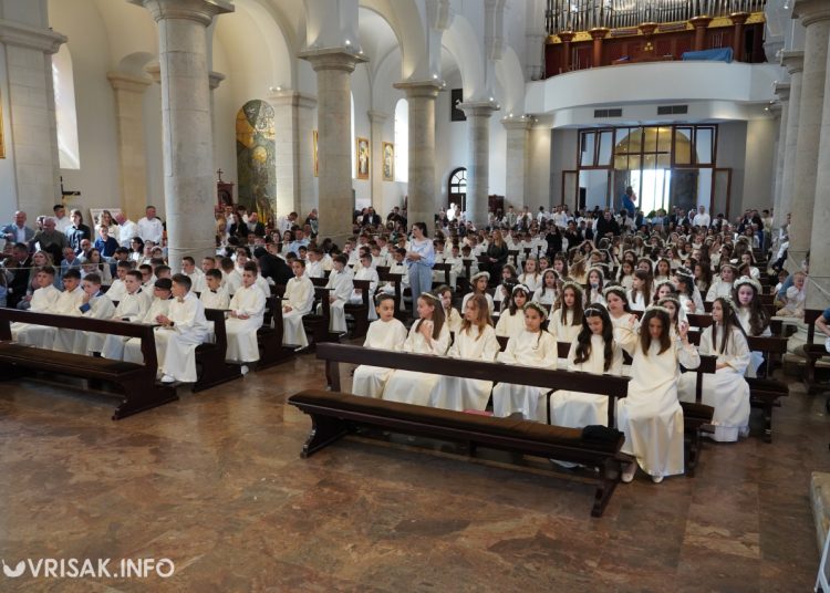 Prva sveta pričest u Širokom Brijegu: 196 djece primilo sakrament Euharistije