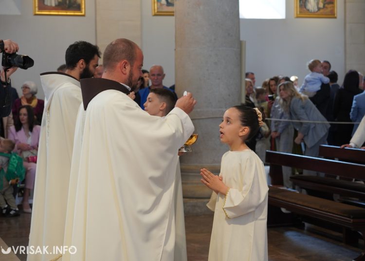 Prva sveta pričest u Širokom Brijegu: 196 djece primilo sakrament Euharistije
