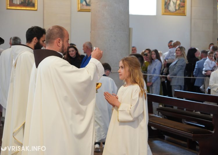 Prva sveta pričest u Širokom Brijegu: 196 djece primilo sakrament Euharistije