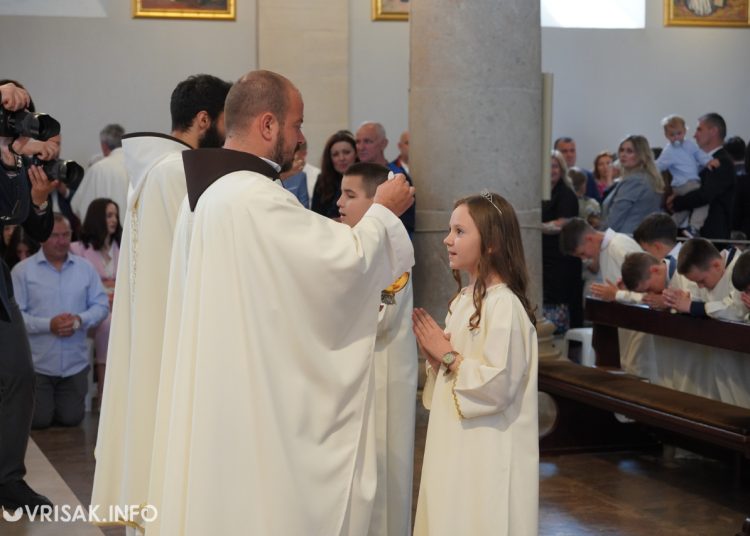 Prva sveta pričest u Širokom Brijegu: 196 djece primilo sakrament Euharistije