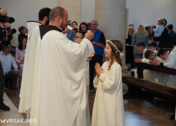 Prva sveta pričest u Širokom Brijegu: 196 djece primilo sakrament Euharistije