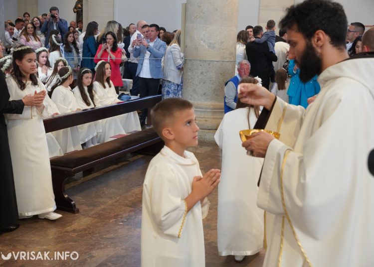 Prva sveta pričest u Širokom Brijegu: 196 djece primilo sakrament Euharistije