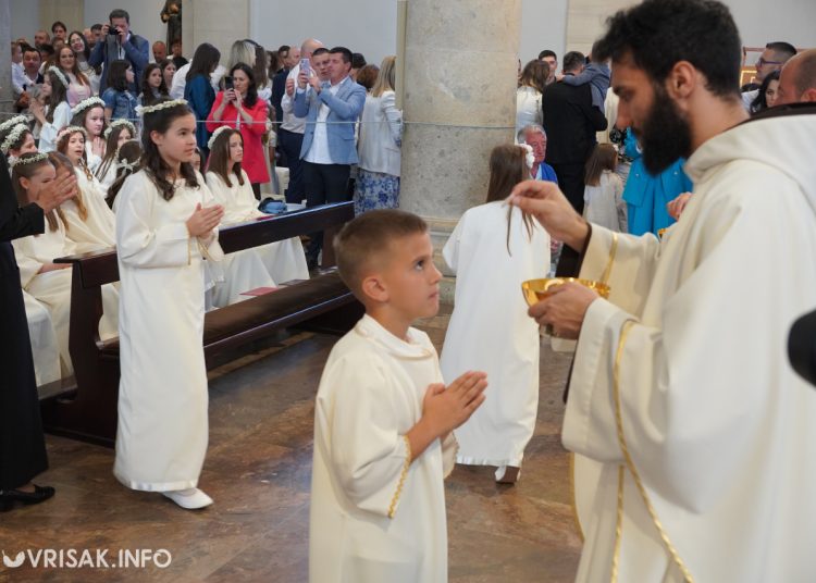 Prva sveta pričest u Širokom Brijegu: 196 djece primilo sakrament Euharistije