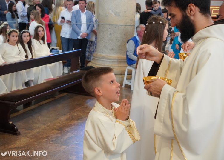 Prva sveta pričest u Širokom Brijegu: 196 djece primilo sakrament Euharistije