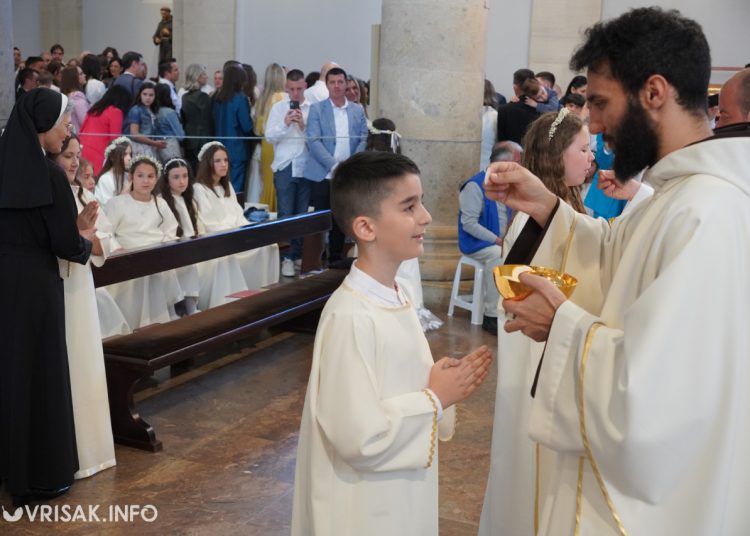 Prva sveta pričest u Širokom Brijegu: 196 djece primilo sakrament Euharistije