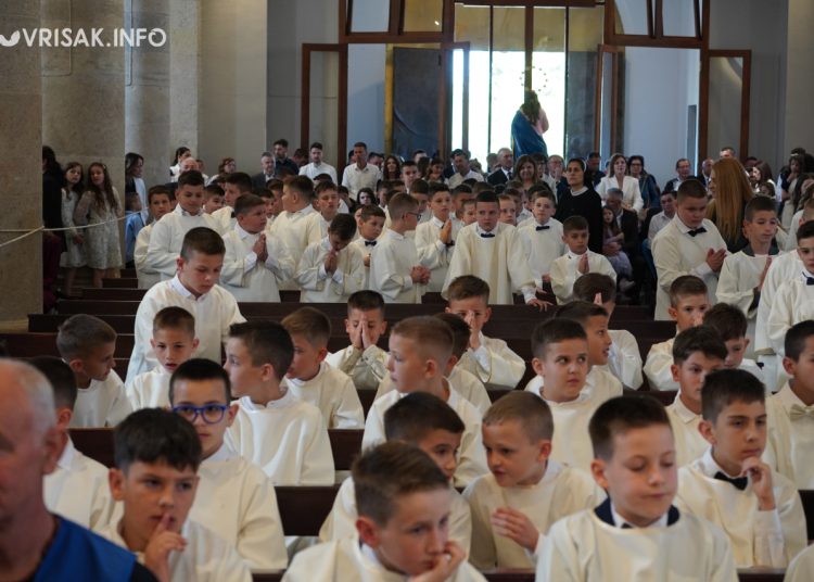 Prva sveta pričest u Širokom Brijegu: 196 djece primilo sakrament Euharistije