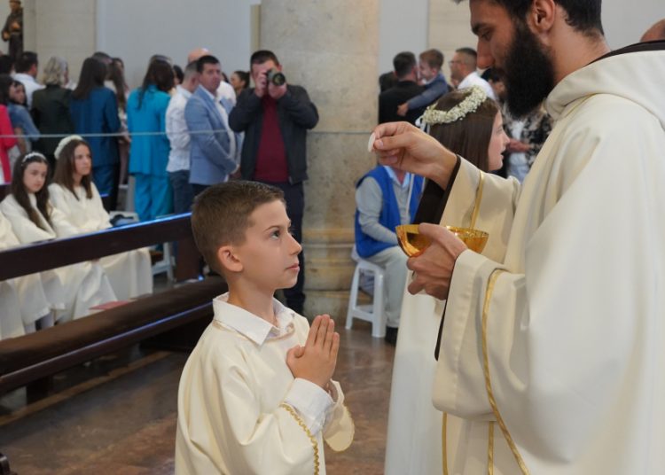 Prva sveta pričest u Širokom Brijegu: 196 djece primilo sakrament Euharistije