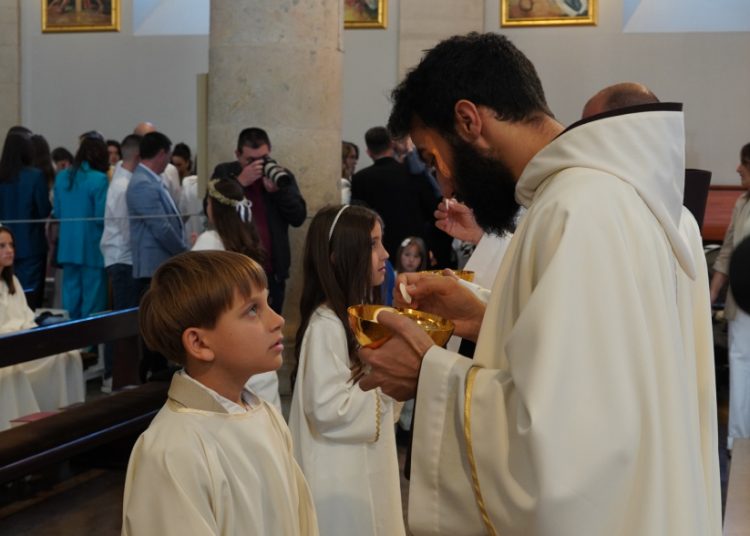 Prva sveta pričest u Širokom Brijegu: 196 djece primilo sakrament Euharistije