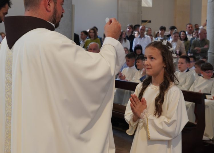 Prva sveta pričest u Širokom Brijegu: 196 djece primilo sakrament Euharistije