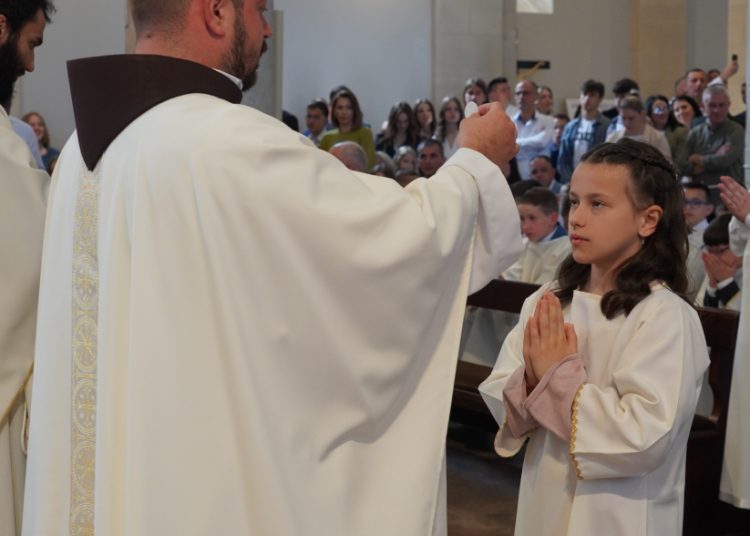 Prva sveta pričest u Širokom Brijegu: 196 djece primilo sakrament Euharistije