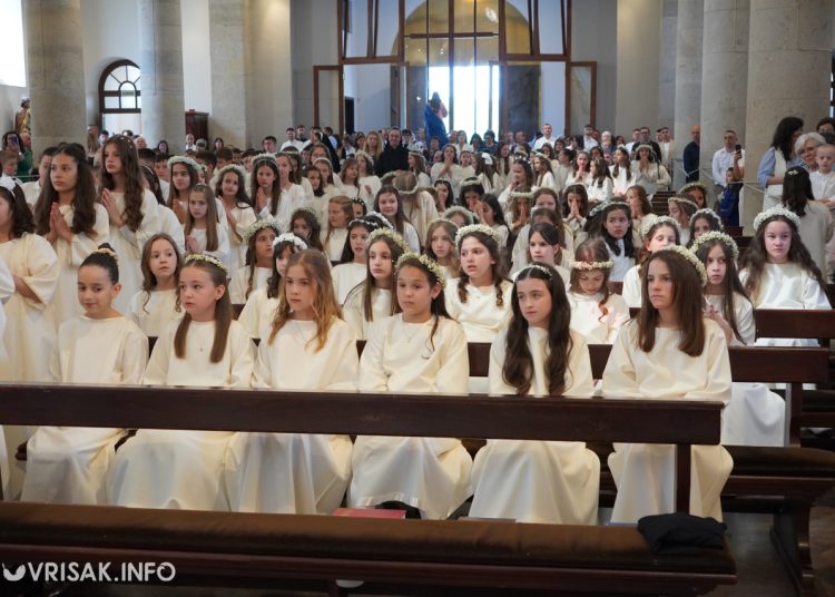 Prva sveta pričest u Širokom Brijegu: 196 djece primilo sakrament Euharistije