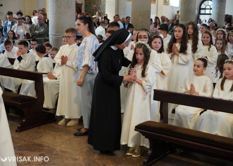 Prva sveta pričest u Širokom Brijegu: 196 djece primilo sakrament Euharistije