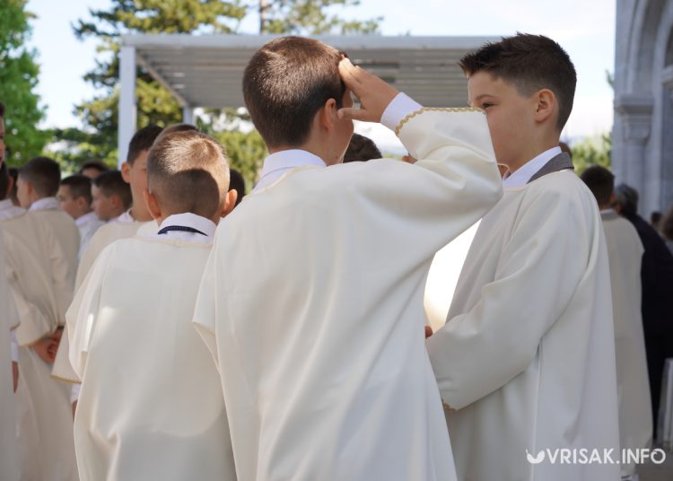 Prva sveta pričest u Širokom Brijegu: 196 djece primilo sakrament Euharistije