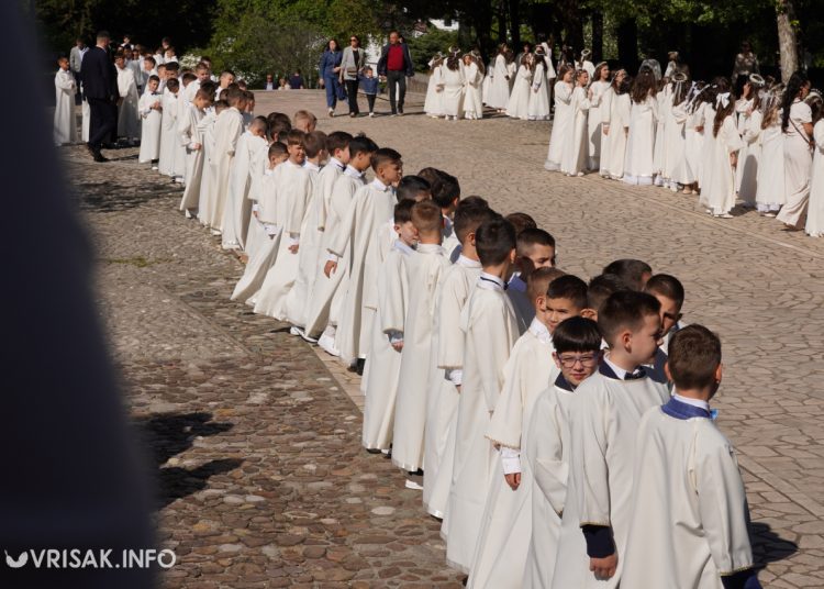 Prva sveta pričest u Širokom Brijegu: 196 djece primilo sakrament Euharistije