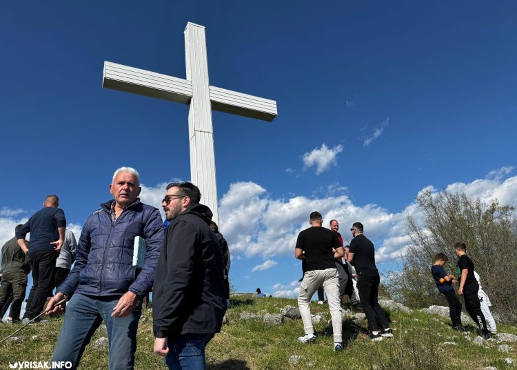 (FOTO) Široki Brijeg: Održan Put križa na Gradini u Mokrom