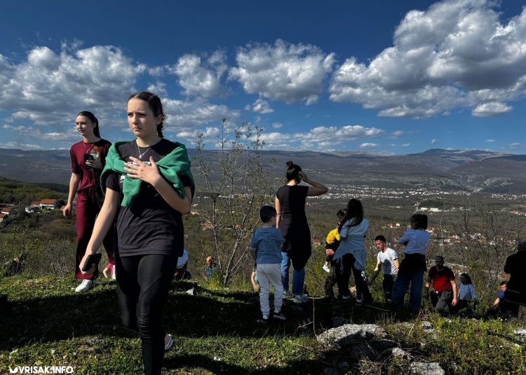 (FOTO) Široki Brijeg: Održan Put križa na Gradini u Mokrom