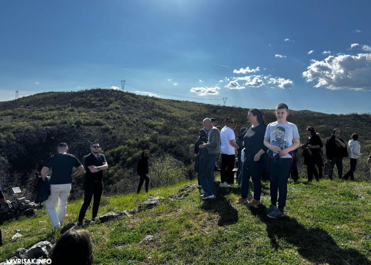 (FOTO) Široki Brijeg: Održan Put križa na Gradini u Mokrom