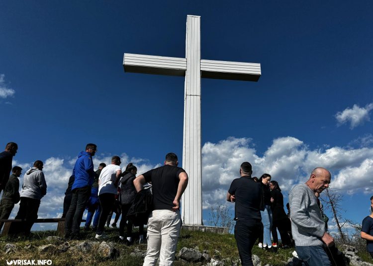 (FOTO) Široki Brijeg: Održan Put križa na Gradini u Mokrom
