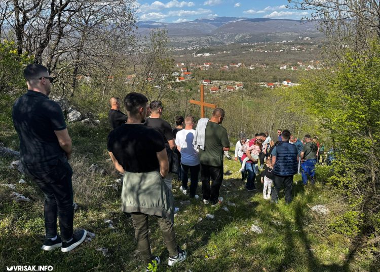 (FOTO) Široki Brijeg: Održan Put križa na Gradini u Mokrom