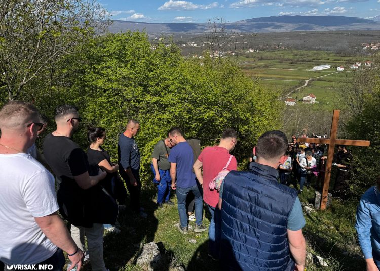(FOTO) Široki Brijeg: Održan Put križa na Gradini u Mokrom