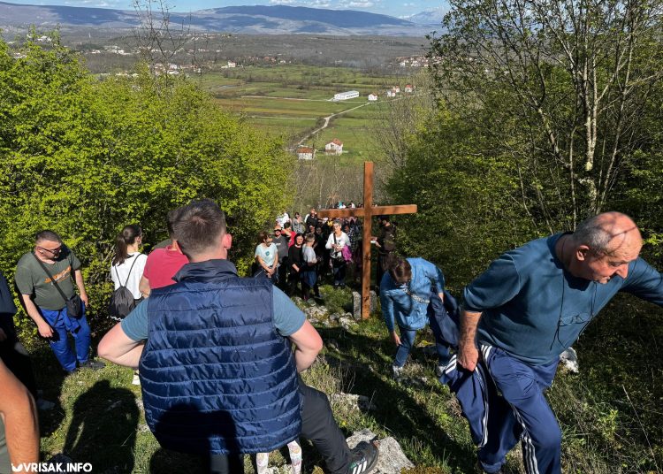 (FOTO) Široki Brijeg: Održan Put križa na Gradini u Mokrom