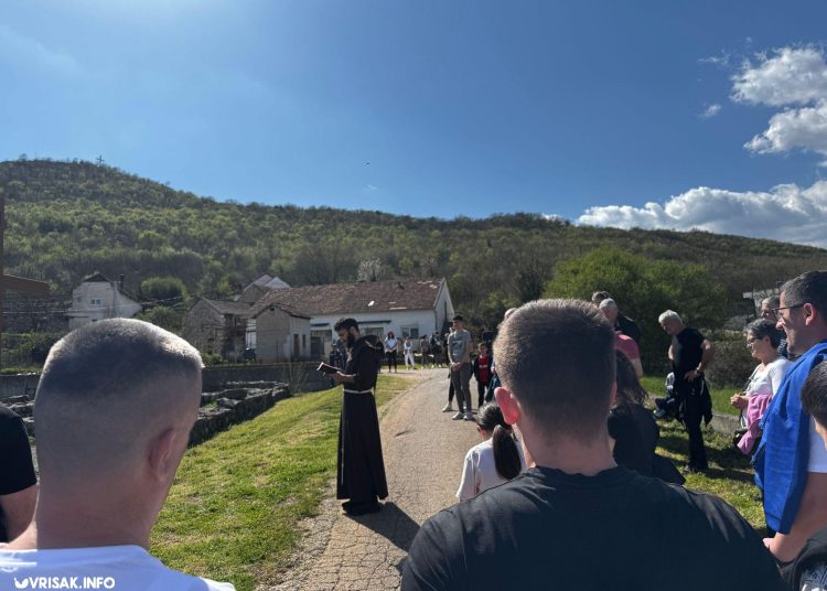 (FOTO) Široki Brijeg: Održan Put križa na Gradini u Mokrom