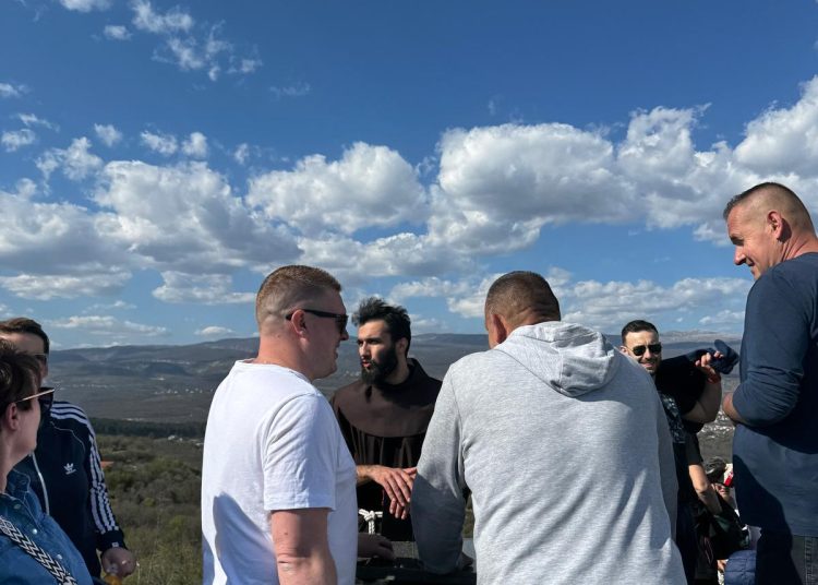 (FOTO) Široki Brijeg: Održan Put križa na Gradini u Mokrom