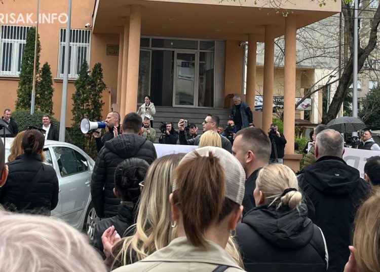 Zdravstveni radnici u Mostaru prosvjednom šetnjom traže kolektivni ugovor