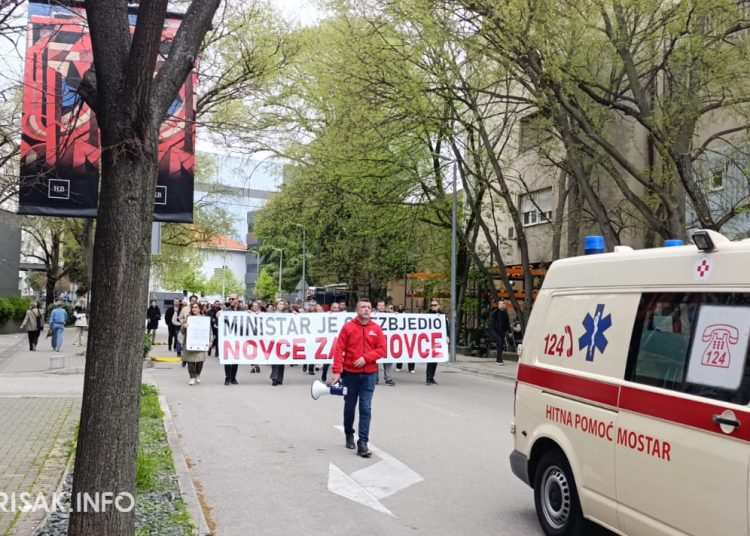 Zdravstveni radnici u Mostaru prosvjednom šetnjom traže kolektivni ugovor