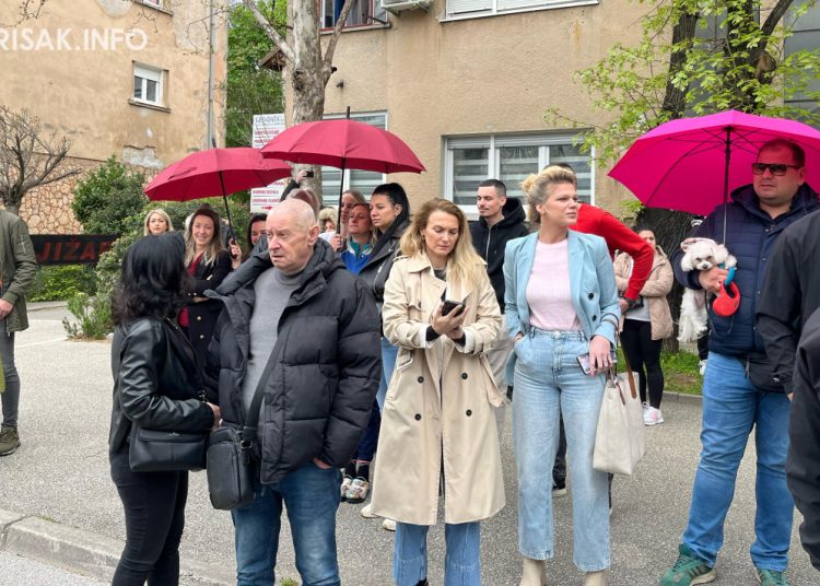 Zdravstveni radnici u Mostaru prosvjednom šetnjom traže kolektivni ugovor