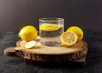 Koliko je zdravo piti toplu vodu s limunom ujutro?