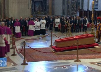 Evo koja su pravila odijevanja za sprovod pape Franje, nakit strogo ograničen
