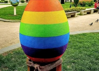 Uskrsna pisanica u duginim bojama u Splitu