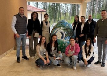 Kreativnost i uskrsna simbolika u Čitluku: Oslikana velika pisanica krasi dvorište crkve u Međugorju