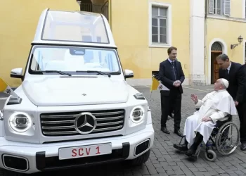 Vatikan prelazi na struju: Stižu nova električna vozila za papu Franju, vatrogasce i policiju