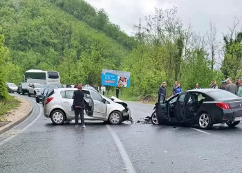 Sudar autobusa i dva automobila, teže ozlijeđena jedna osoba